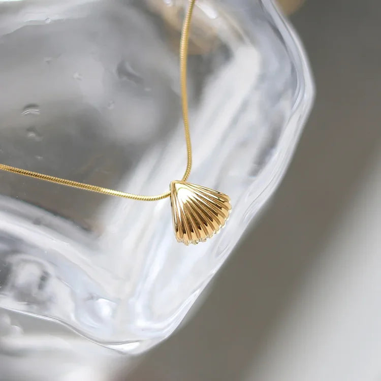 Elegant purple flower necklace with golden scallop