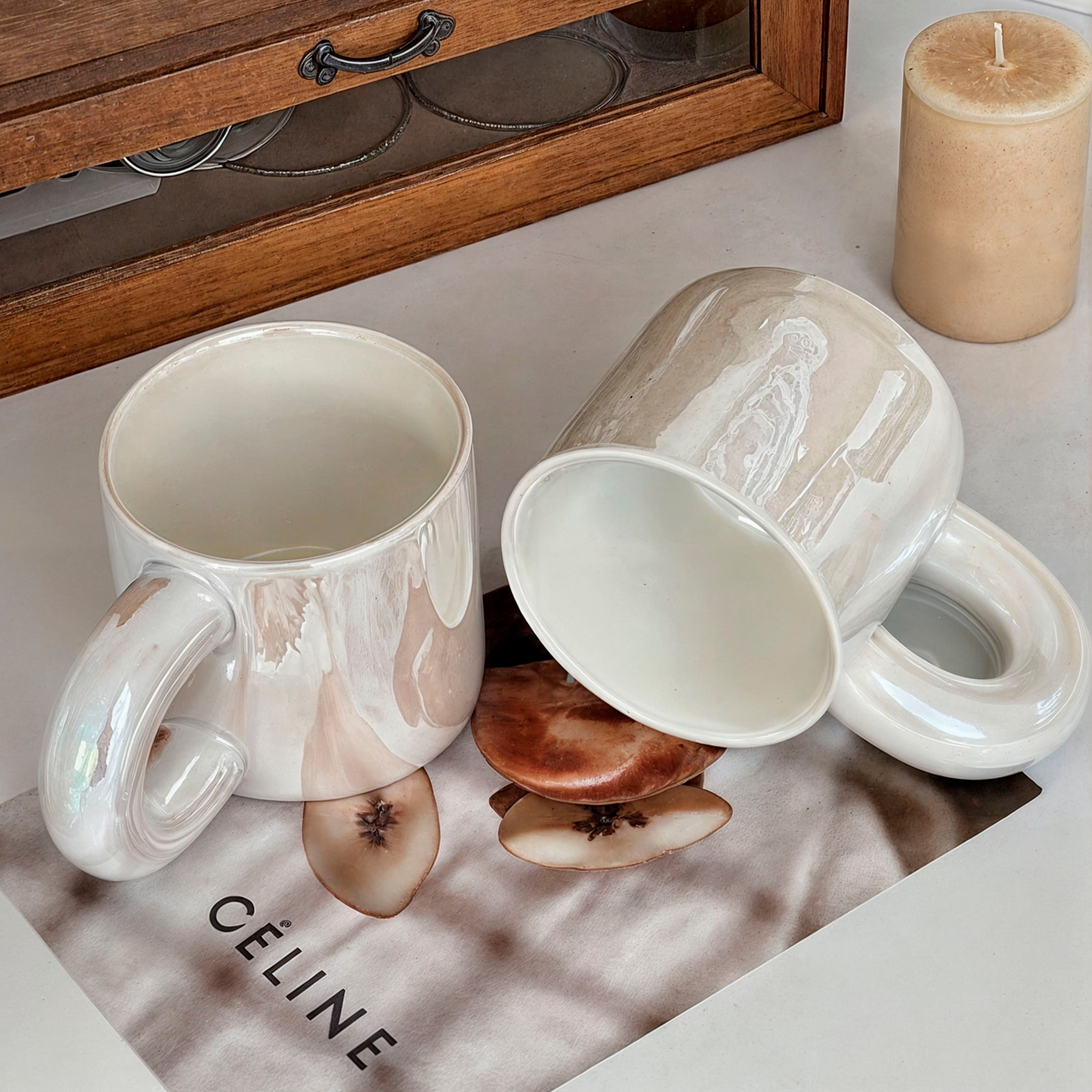 IridescentGlow - Luxurious Porcelain Mug with Elegant Shine