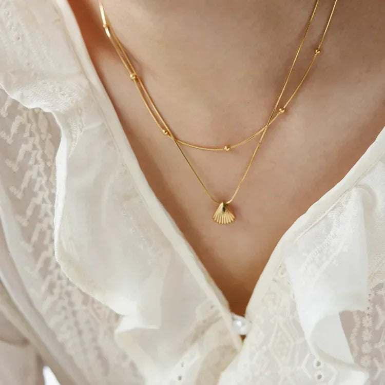 Elegant purple flower necklace with golden scallop