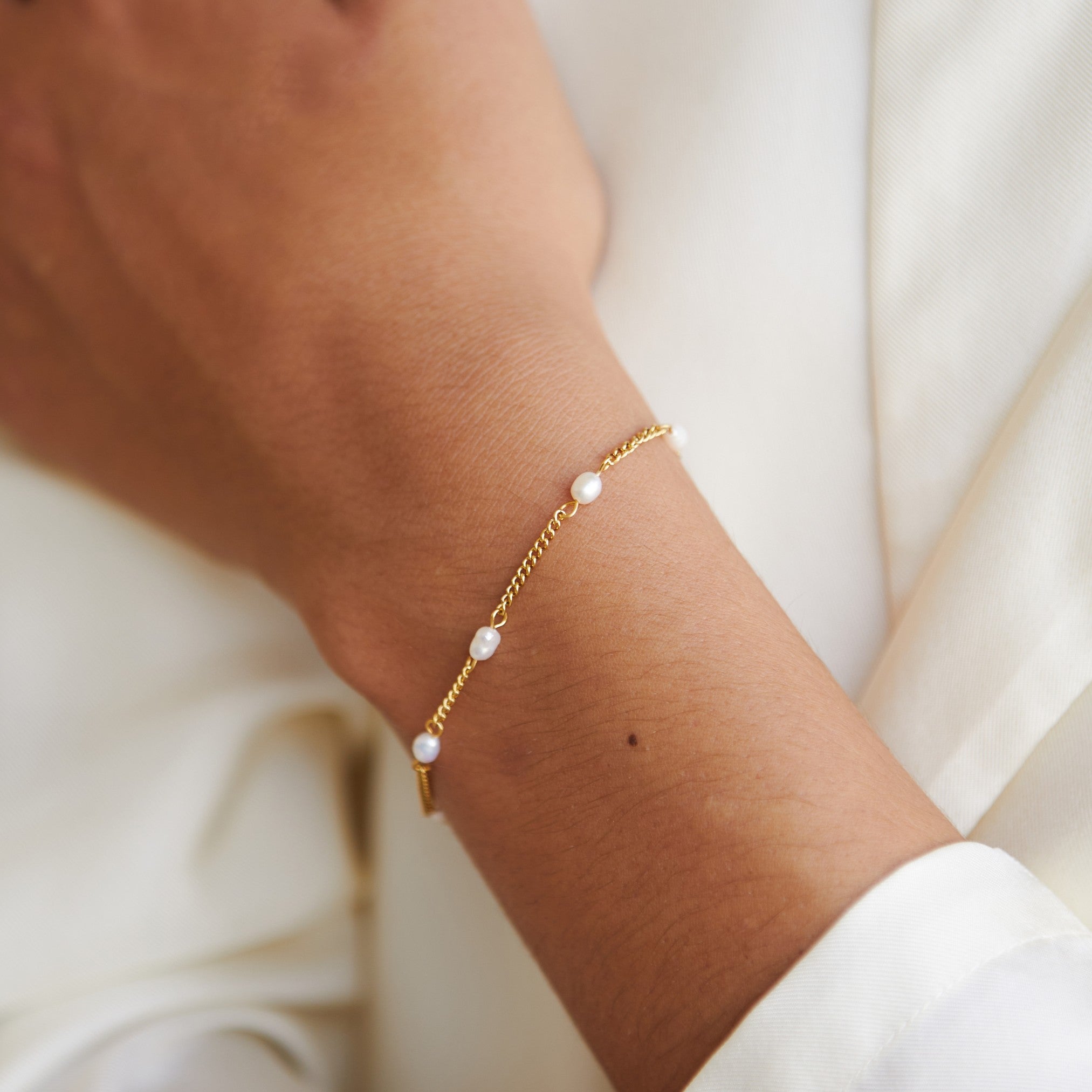 Elegant Amara Bracelet with Radiant Freshwater Pearls 