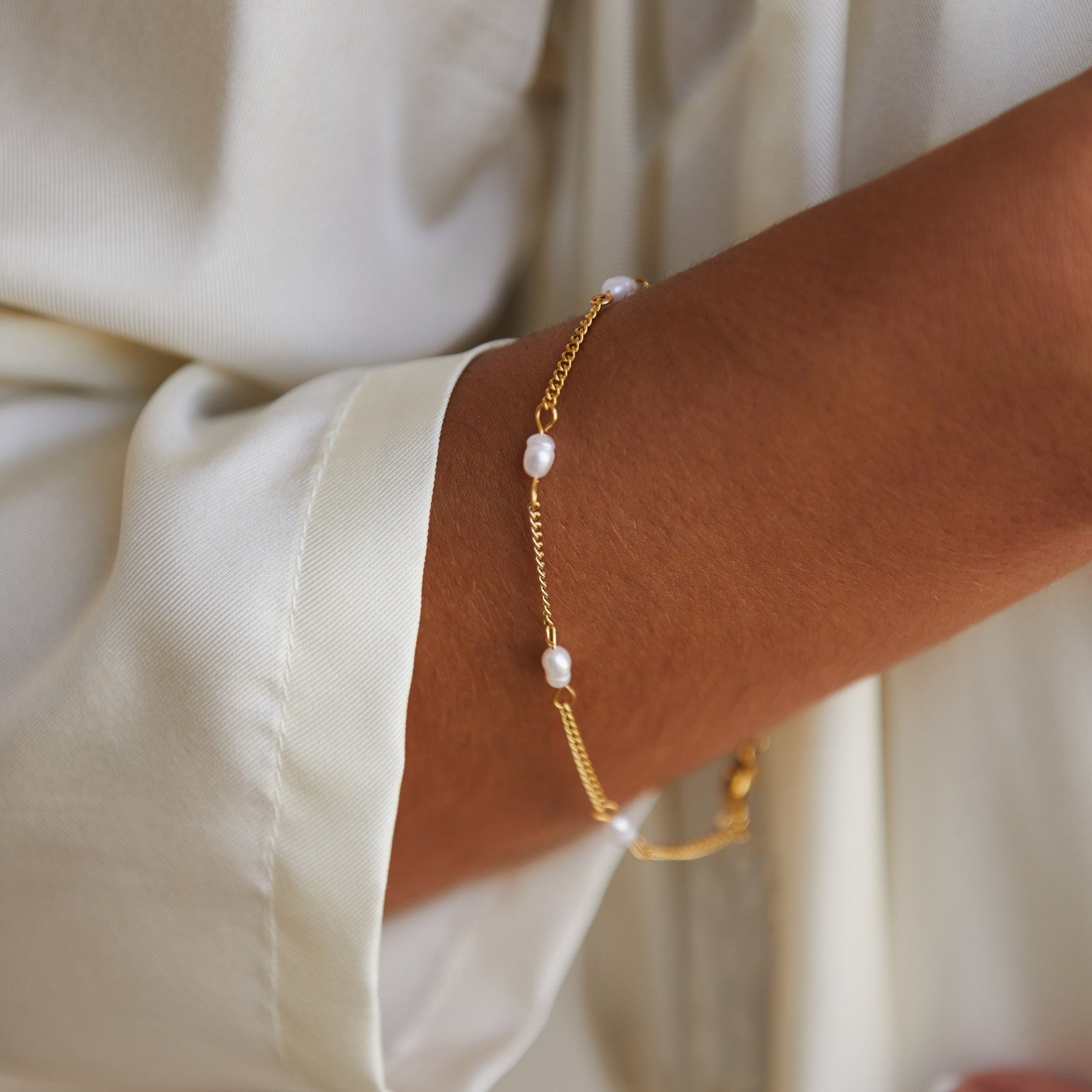 Elegant Amara Bracelet with Radiant Freshwater Pearls 