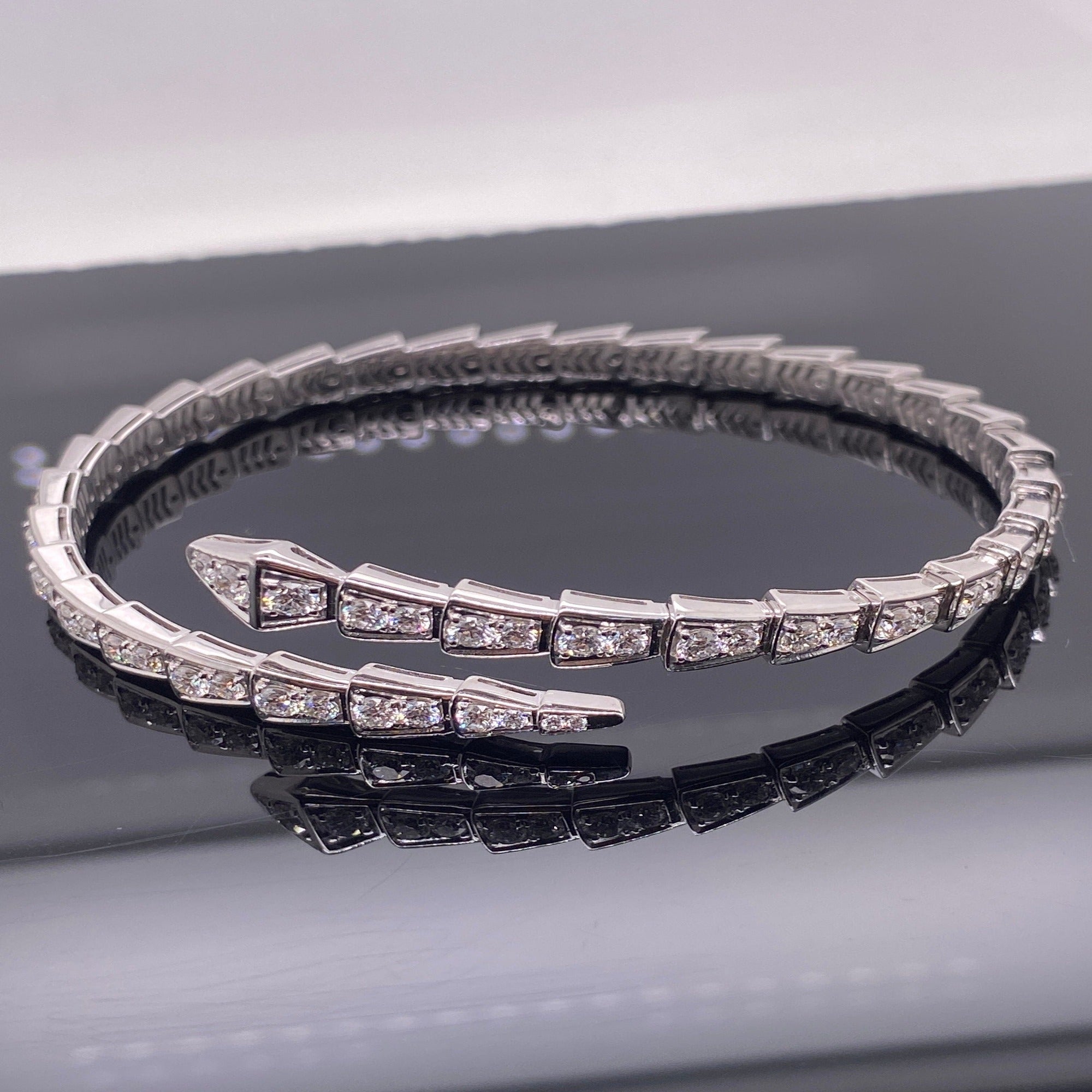 Eternity Band – Luxe Snake Chain with Shiny Surface
