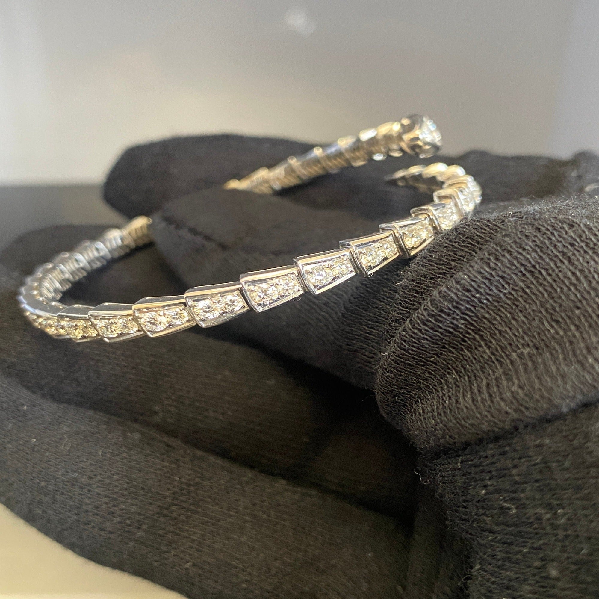 Eternity Band – Luxe Snake Chain with Shiny Surface