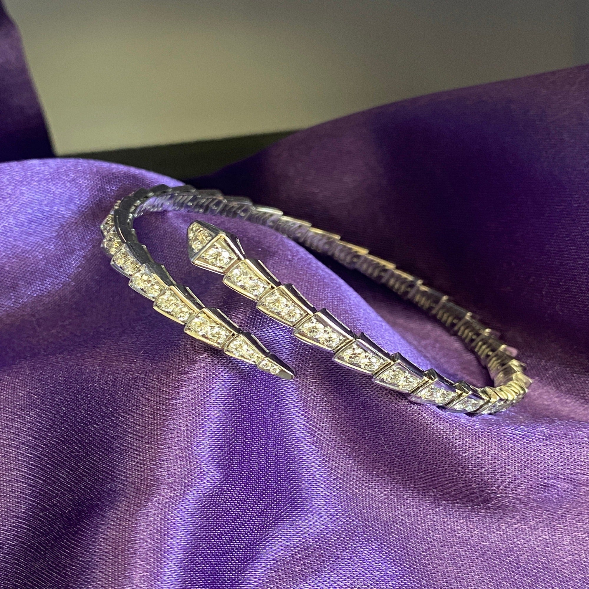 Eternity Band – Luxe Snake Chain with Shiny Surface