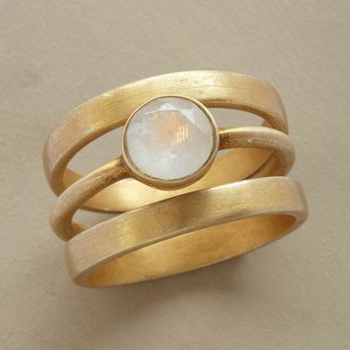 Beautiful Vintage Gold Ring with Radiant Moonstone - Noctis 
