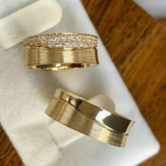 Brilliant Vintage Gold Ring with Sparkling Glitter - Leona 