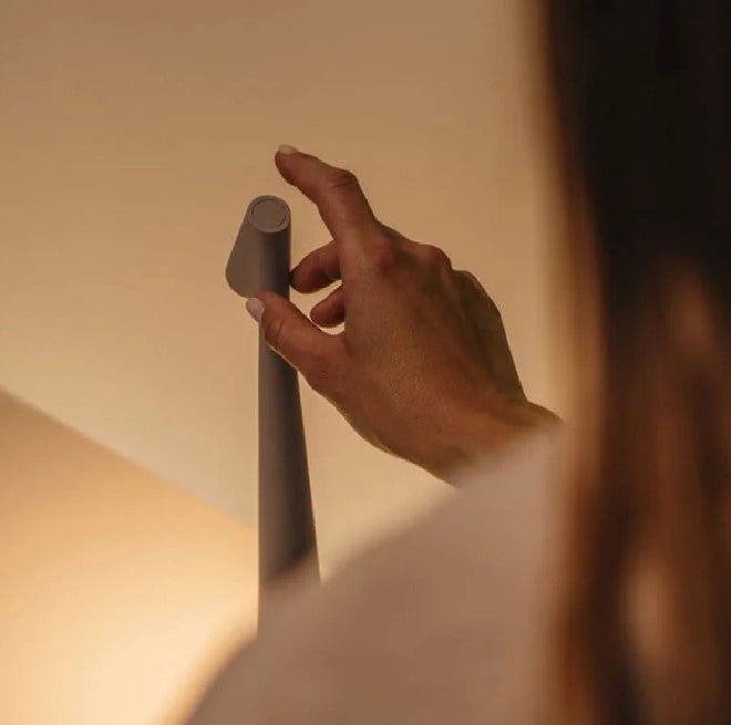 NordicGlow – Stilren Trådlös LED Lampa