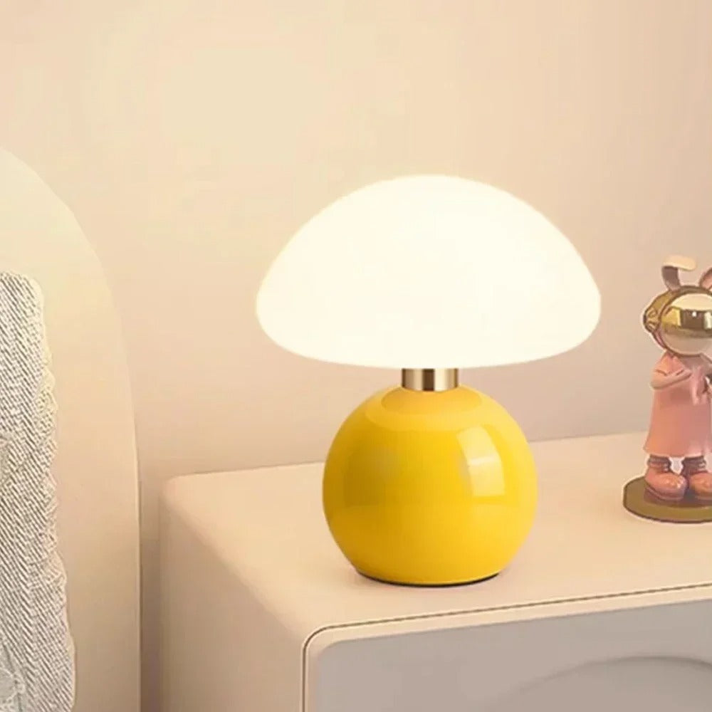 Elegant Cream Table Lamp – Atmospheric Lighting for the Home
