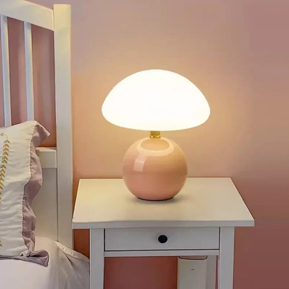 Elegant Cream Table Lamp – Atmospheric Lighting for the Home