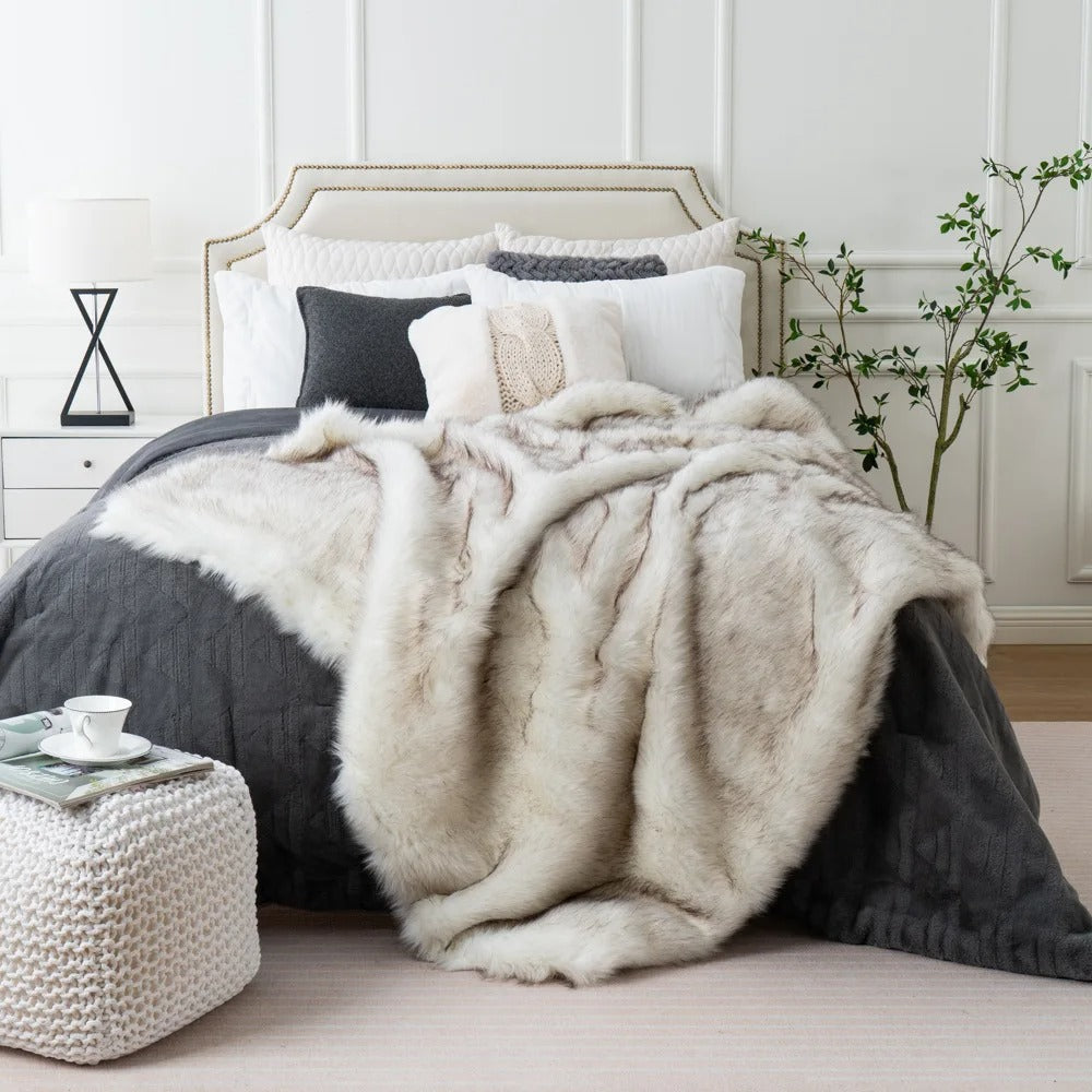 FauxFur Bliss – Luxurious Synthetic Fleece Blanket for Extra Comfort