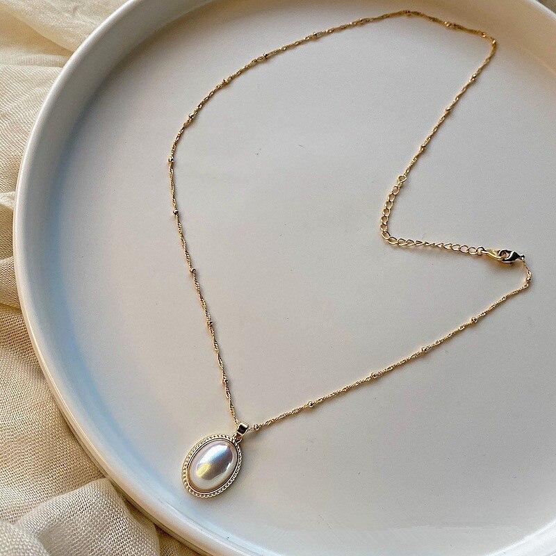 LuminaPearl Necklace - Elegant Gold Vintage Jewelry