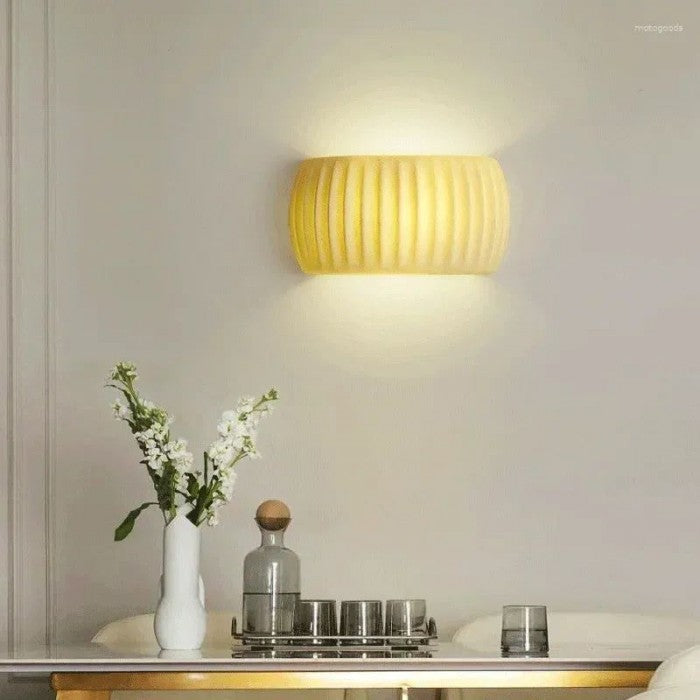Luxe Art Deco Wall Lamp in Resin - Illuminate your Interior