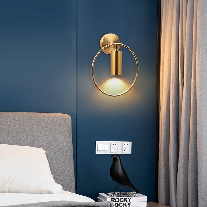 FlammeLuxe – Elegant Guld Vägglampa för Stämningsbelysning
