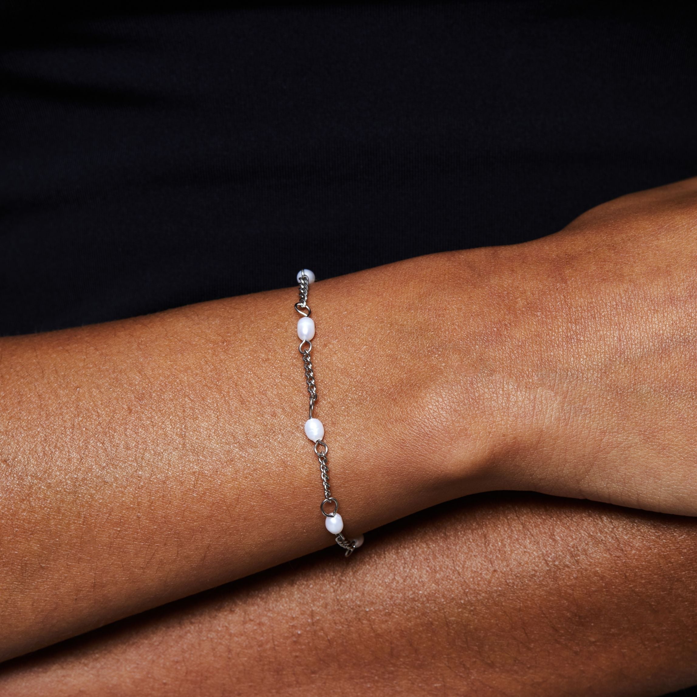Elegant Amara Armband med Strålande Sötvattenspärlor