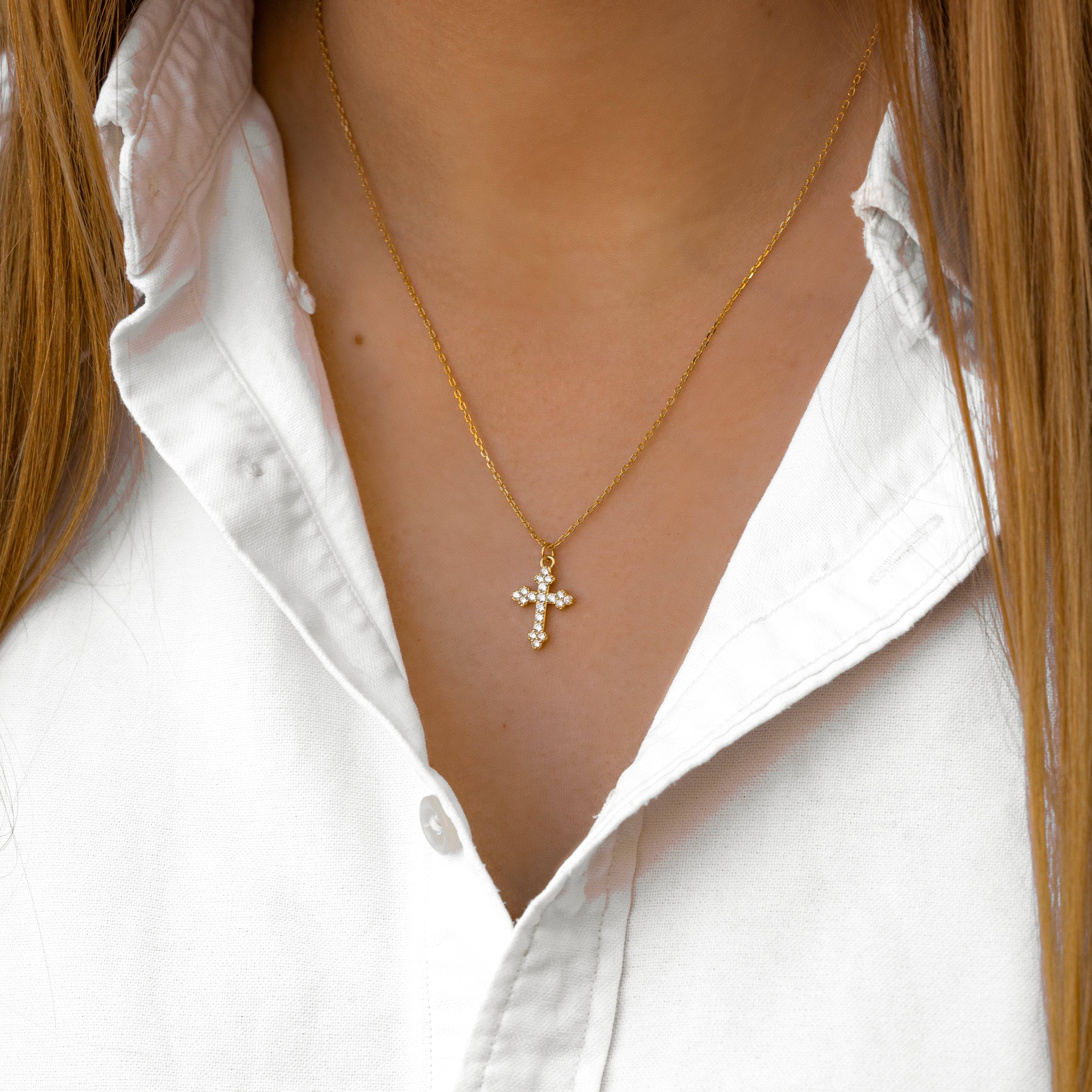 Elegant Clémence chain with cross design
