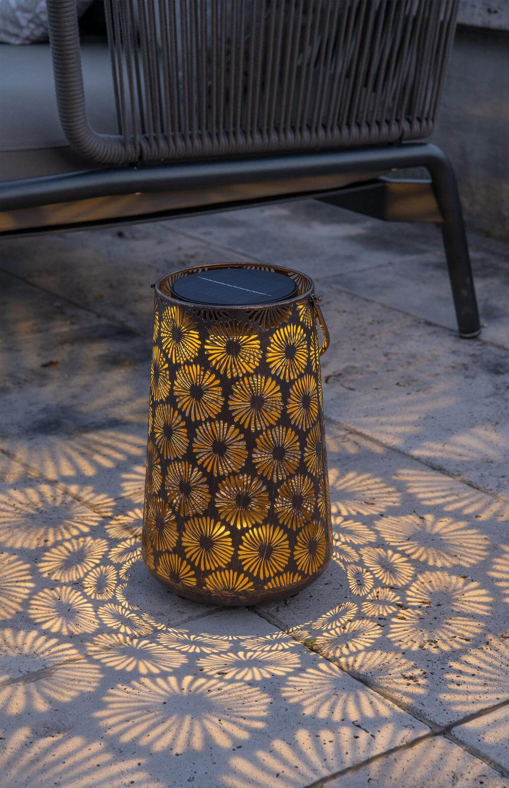 Antic Daisy - Vintage Solar Lantern for Captivating Garden Lighting