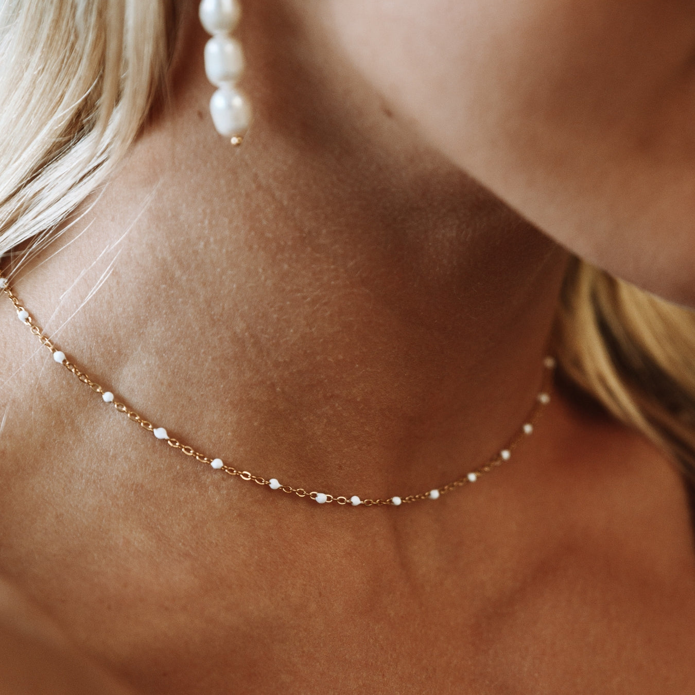 Elegant Choker med Strålande Vita Emaljperlor - Aurielle