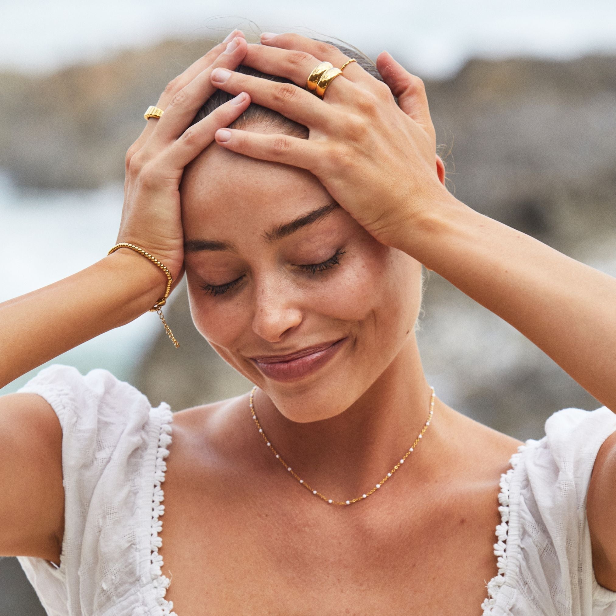 Elegant Choker med Strålande Vita Emaljperlor - Aurielle